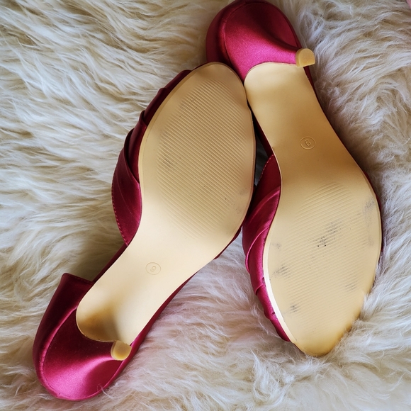 Lovely Crystal Accent Berry Satin SATC Heels - Picture 5 of 8